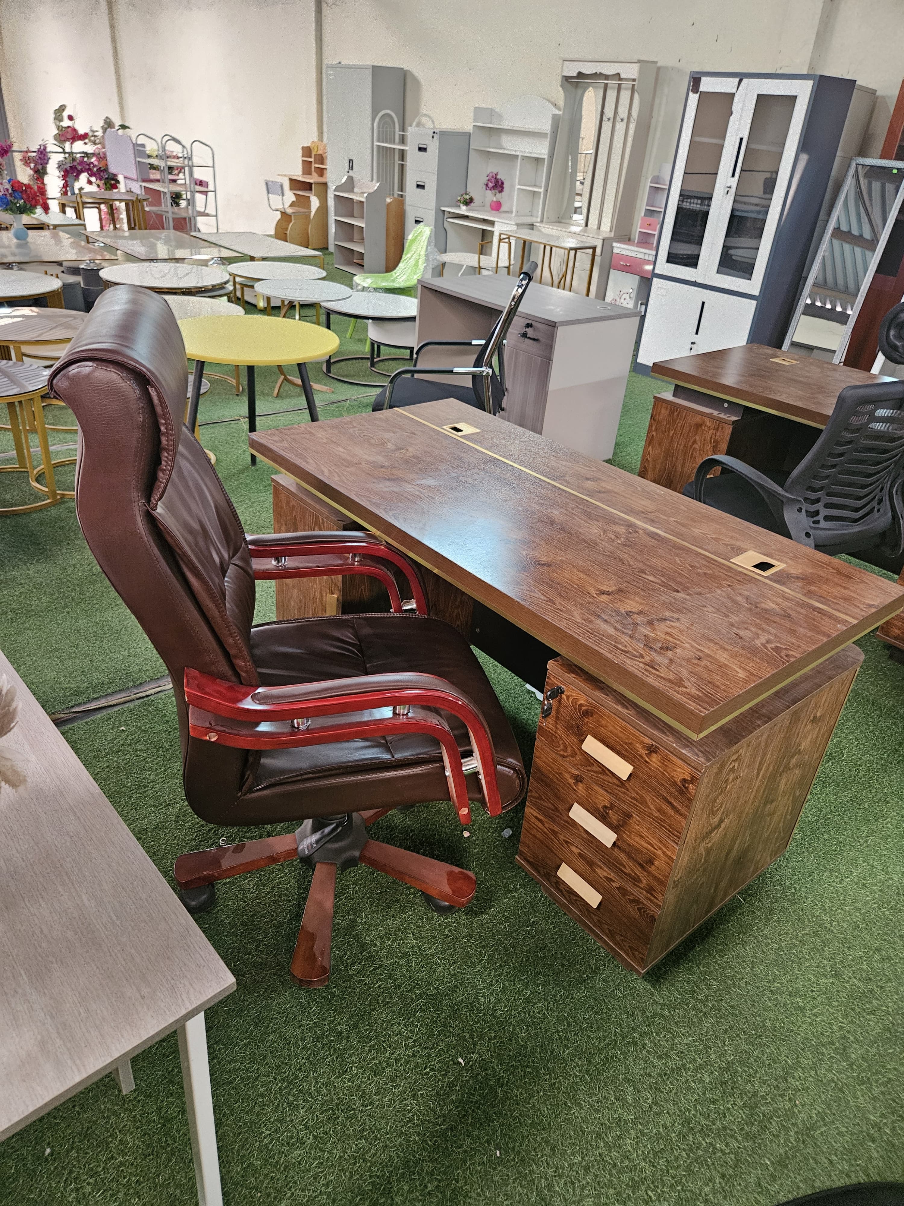 Executive Office Seat & Table 